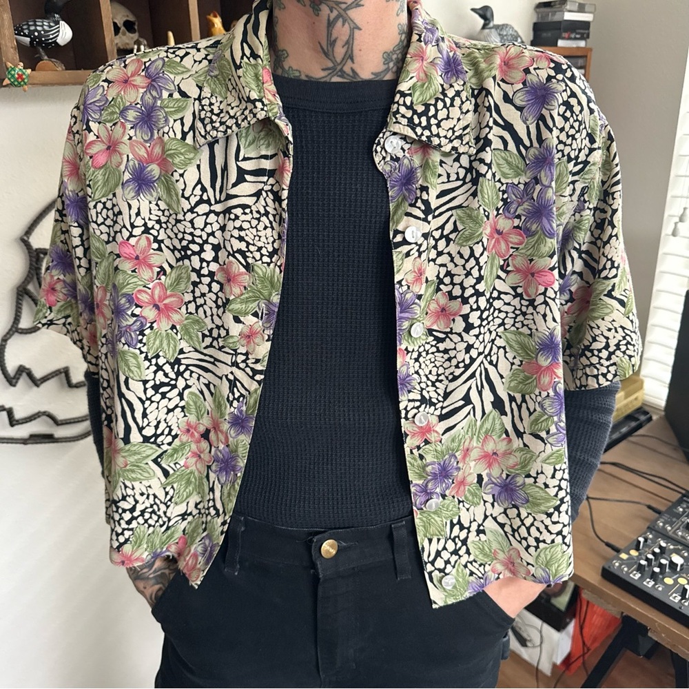 Vintage 80s Cropped Floral Animal AOP Short Sleeve Button Down ~ Size Large - Picture 2 of 9